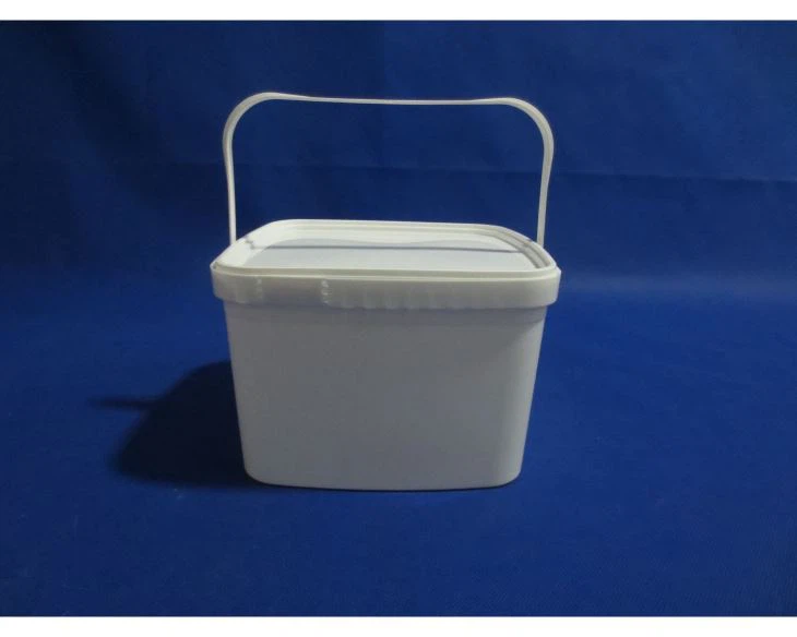 white plastic bucket